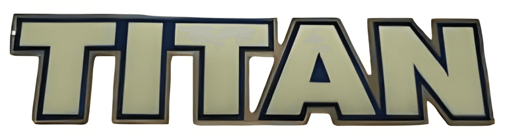 EMBLEMA COLANTE FRONTAL TITAN GRANDE - 2T0853737