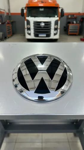 Emblema Frontal VW Capô Constellation - 2R2853601A