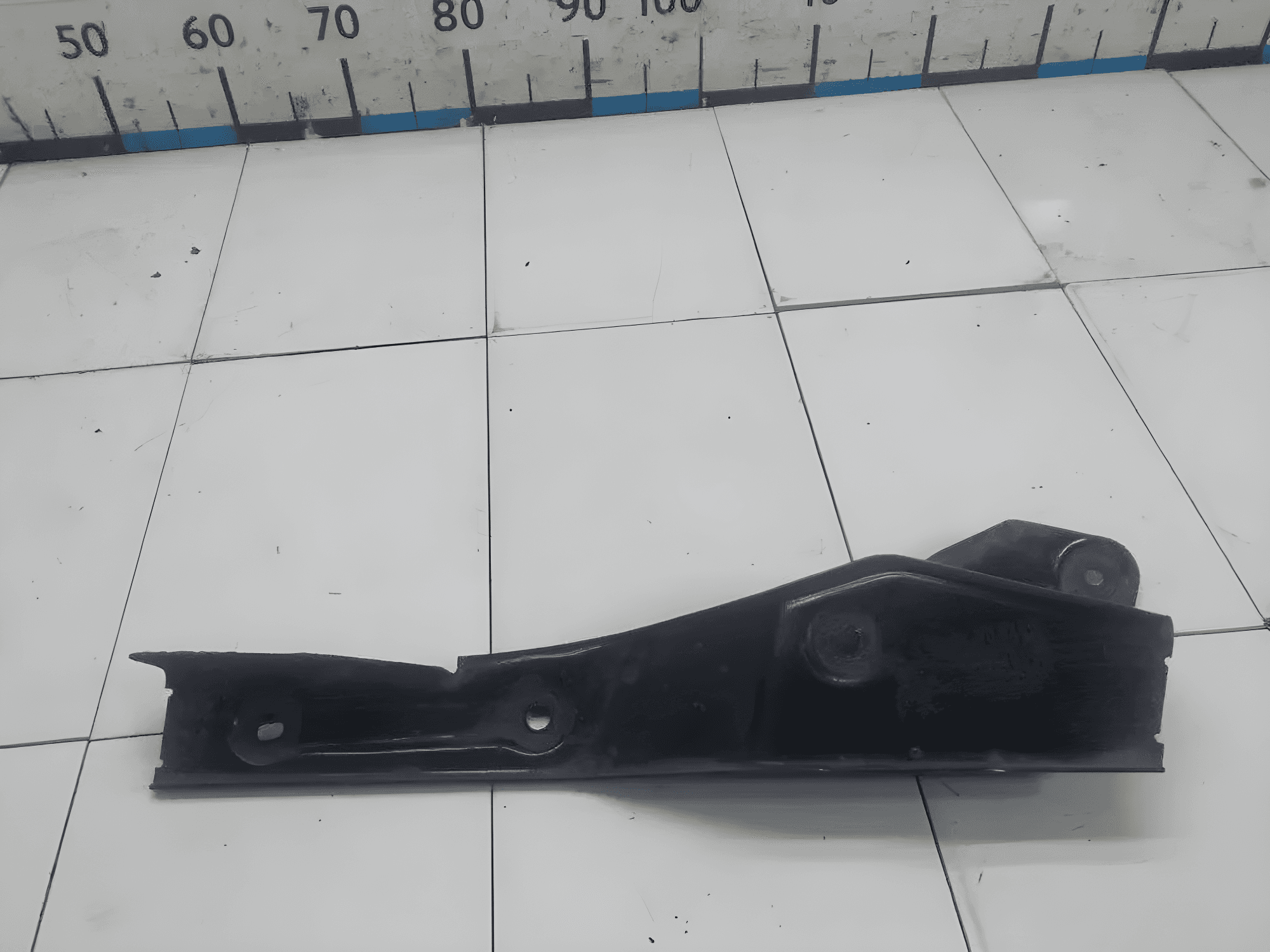 SUPORTE TRASEIRO LE ESTRIBO CABINE - 9436600114