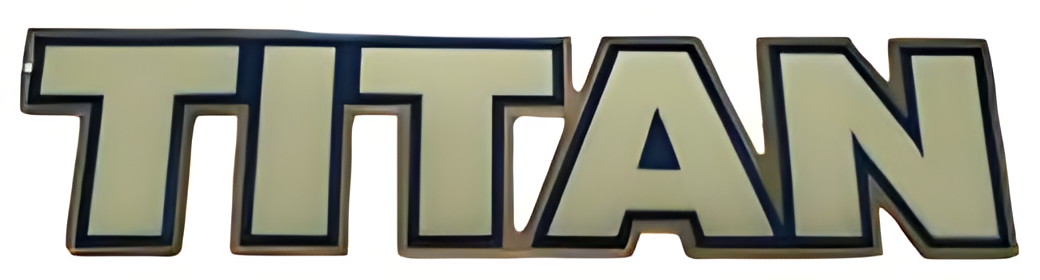 EMBLEMA COLANTE FRONTAL TITAN GRANDE - 2T0853737