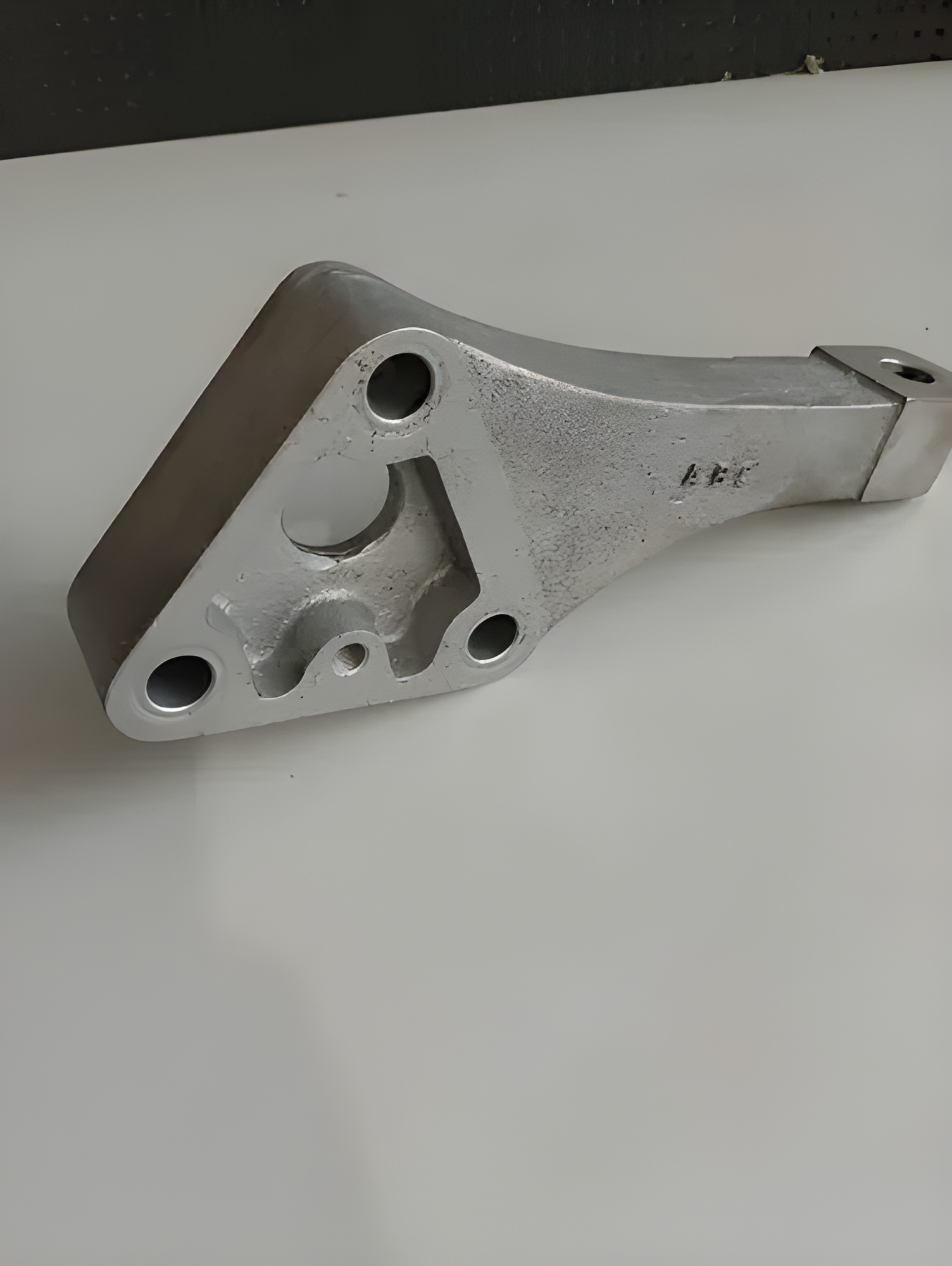 SUPORTE TRASEIRO LADO DIREITO MOTOR MWM X10 X12 - 961006010164E